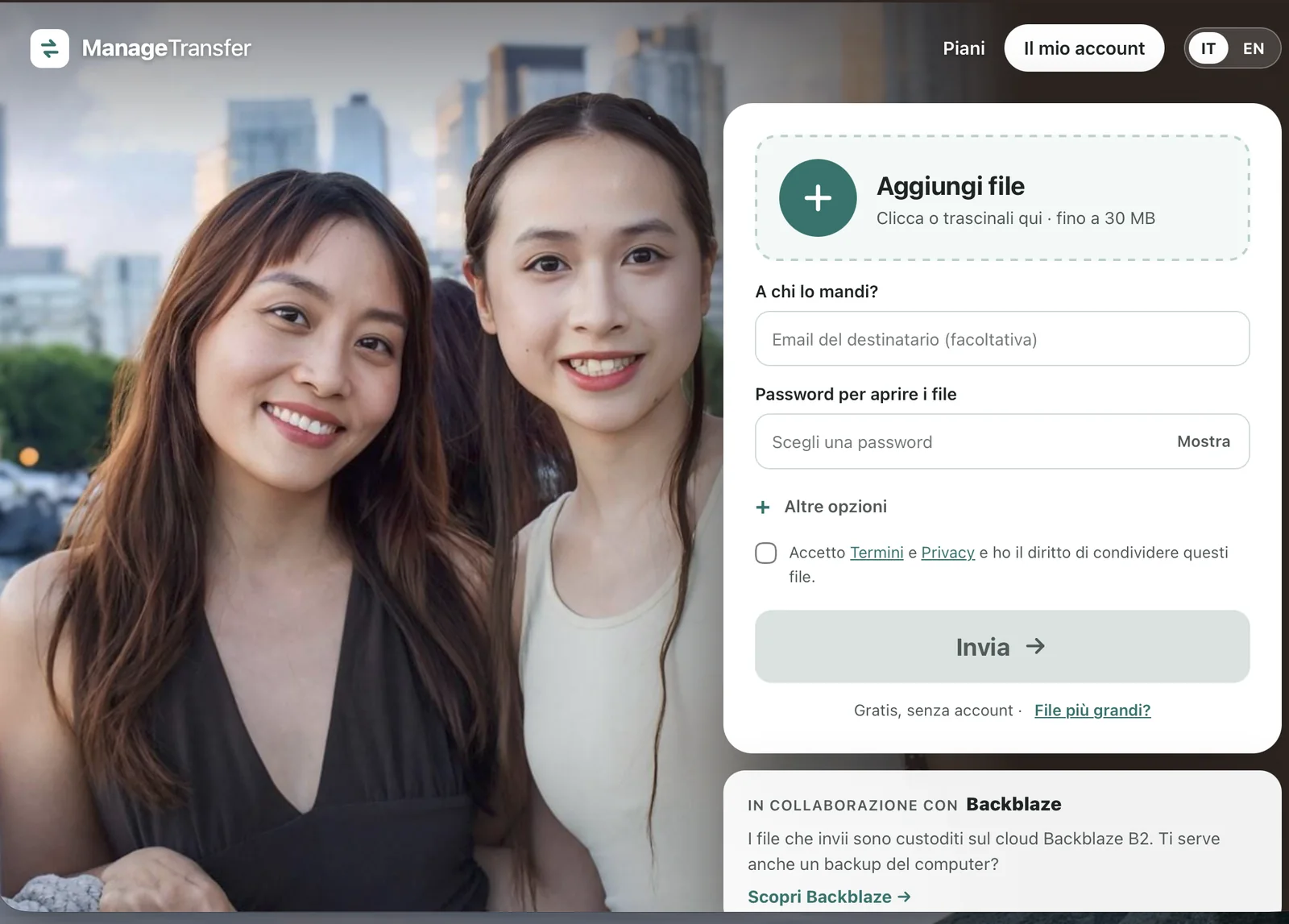 Home di ManageTransfer: sullo sfondo una foto di due persone sorridenti; a destra il riquadro per inviare i file, con «Aggiungi file» (fino a 30 MB), i campi per l'email del destinatario e per la password, «Altre opzioni», la casella per accettare Termini e Privacy e il pulsante Invia; sotto, il riquadro «In collaborazione con Backblaze»